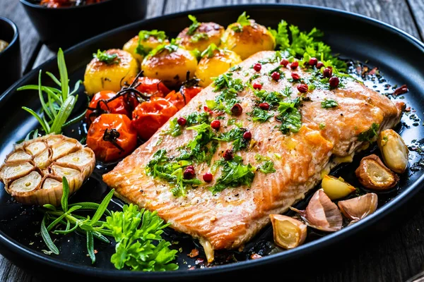 Bife Salmão Assado Com Batatas Assadas Salada Legumes Servida Prato — Fotografia de Stock