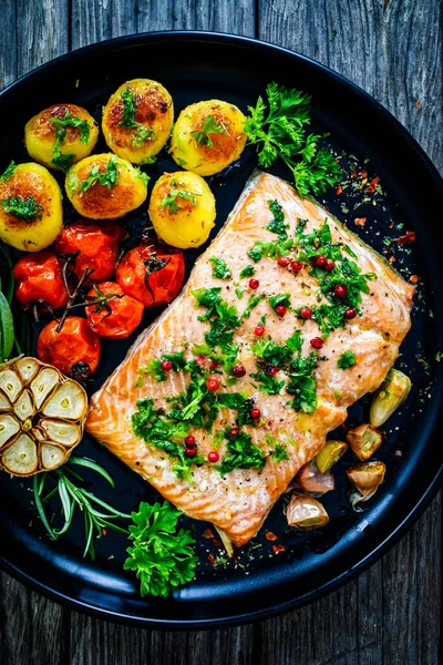 Roasted Salmon Steak Roast Potatoes Vegetable Salad Served Black Plate — Stock Photo, Image