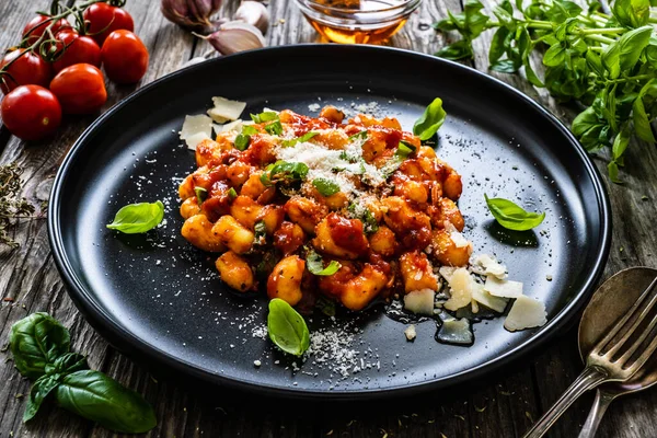 Domates Soslu Gnocchi Parmesan Fesleğen — Stok fotoğraf