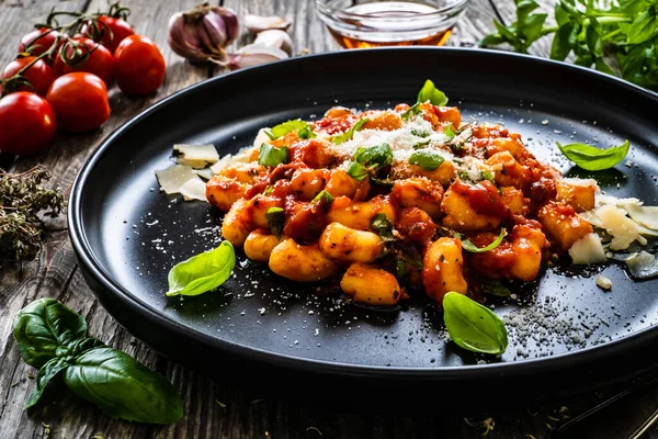 Domates Soslu Gnocchi Parmesan Fesleğen — Stok fotoğraf