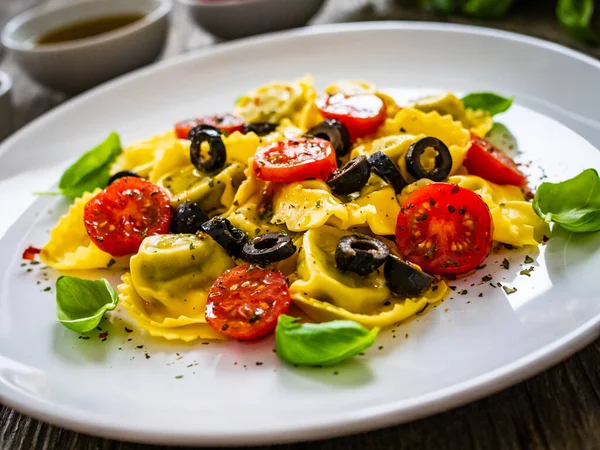 Tortelloni Fylld Med Prosciuttoskinka Och Grönsaker Träbordet — Stockfoto