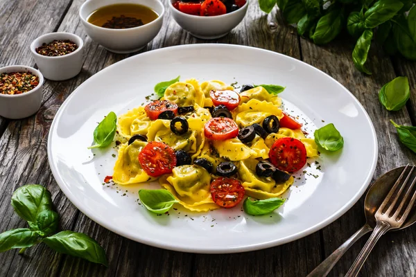 Tortelloni Fylld Med Prosciuttoskinka Och Grönsaker Träbordet — Stockfoto