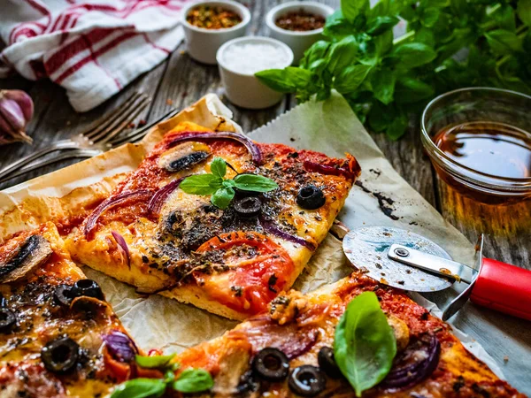 Pizza Fehér Gombával Paradicsommal Fekete Olajbogyóval Parmezánnal Mozzarellával Alapon — Stock Fotó