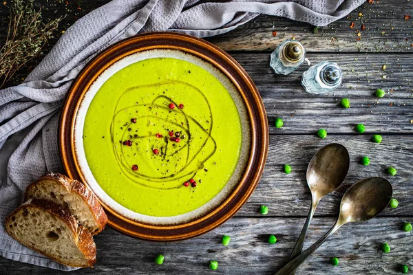 Sopa Guisantes Verdes Crema Mesa Madera —  Fotos de Stock