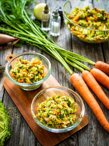 Salade Légumes Frais Printemps Sur Table Bois — Photo