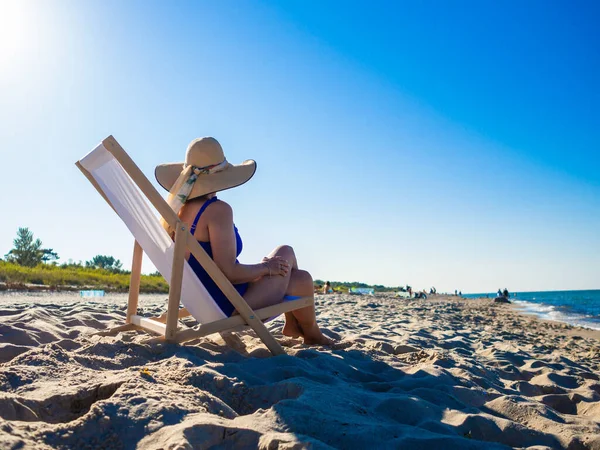 Femme Relaxante Sur Plage Assise Sur Transat — Photo