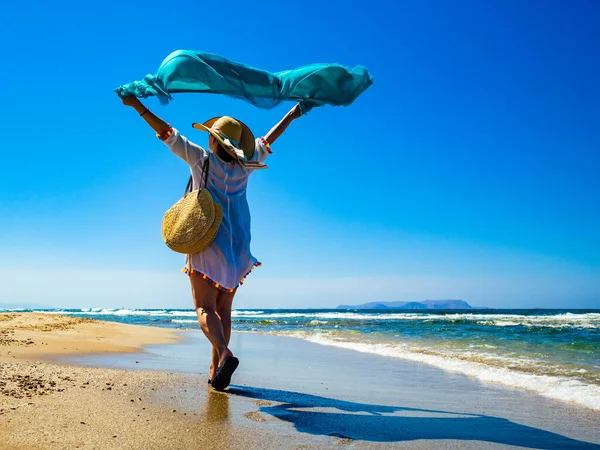 Mujer Mediana Edad Caminando Playa —  Fotos de Stock