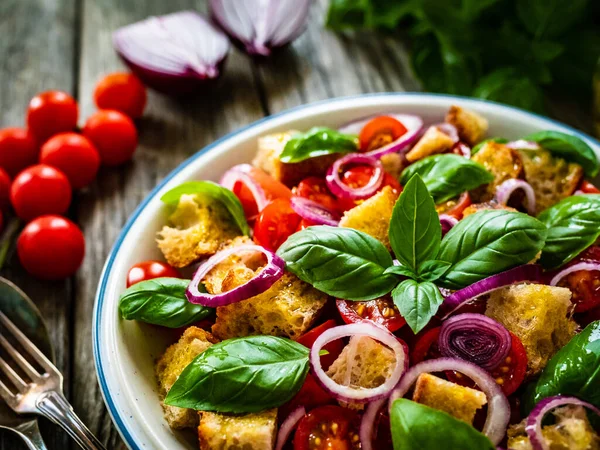 Salade Classique Panzanella Sur Planche Bois — Photo