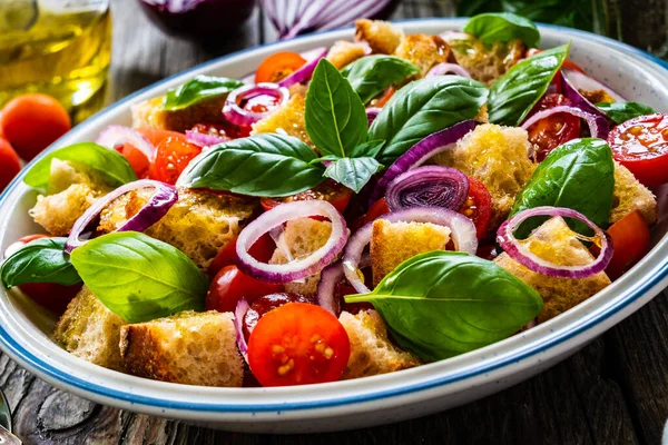 Salada Panzanella Clássica Tábua Madeira — Fotografia de Stock