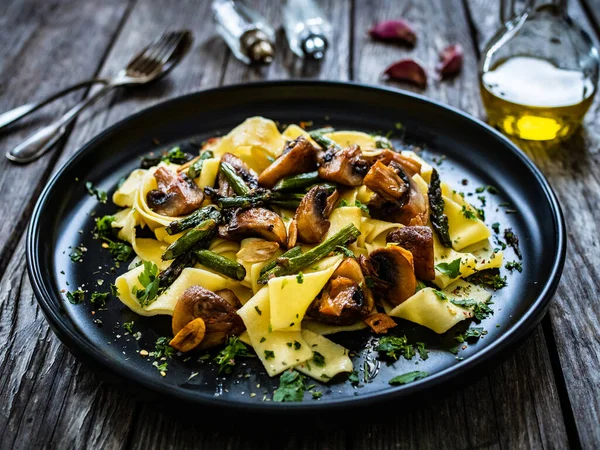 Mantarlı Pappardelle Ahşap Masada Kuşkonmaz — Stok fotoğraf