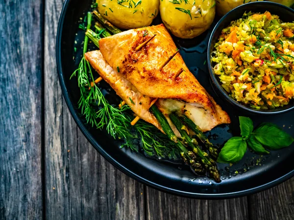 Gevulde Kalkoenborst Met Mozzarella Asperges Gekookte Aardappelen Verse Groentesalade Houten — Stockfoto