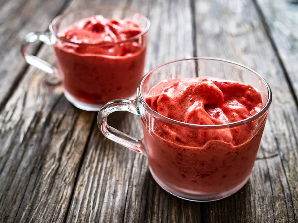 Crème Glacée Fraise Sur Fond Bois — Photo