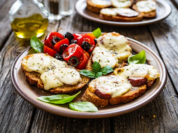 Sanduíches Saborosos Pão Assado Com Mussarela Pesto Manjericão Tomate Cereja — Fotografia de Stock