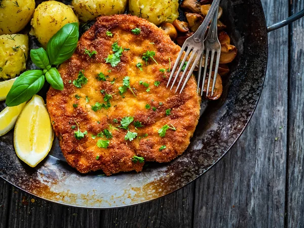 Chuleta Cerdo Frito Patatas Champiñones Blancos Servidos Sartén Sobre Mesa —  Fotos de Stock