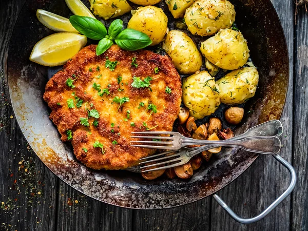 Chuleta Cerdo Frito Patatas Champiñones Blancos Servidos Sartén Sobre Mesa —  Fotos de Stock