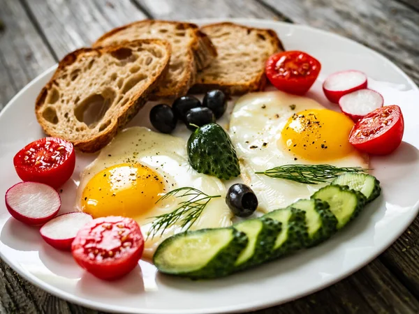 欧洲大陆的早餐 阳光明媚的一面 放在木制桌子上的鸡蛋 面包和新鲜蔬菜 — 图库照片