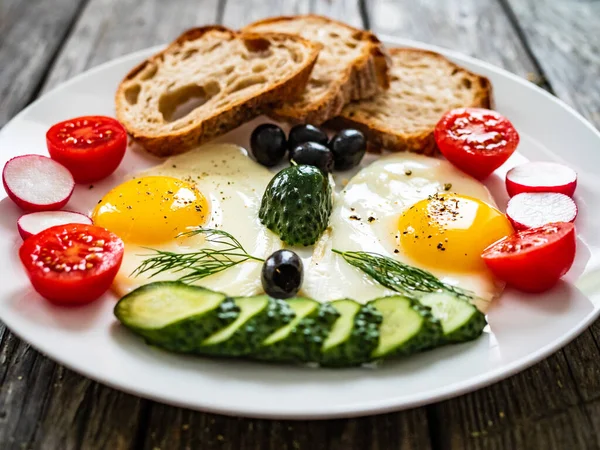 Kontinental Frukost Soliga Ägg Bröd Och Färska Grönsaker Träbord — Stockfoto