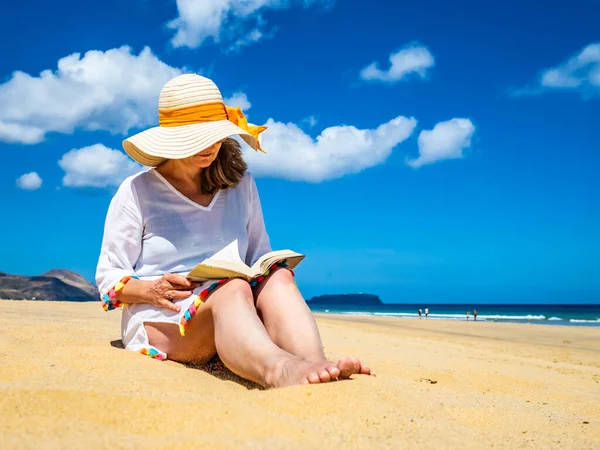 Femme Assise Sur Plage Livre Lecture — Photo