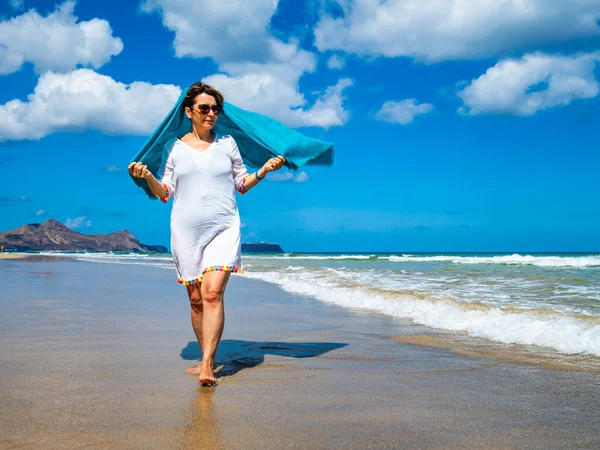 Μεσήλικη Γυναίκα Περπατά Στην Παραλία — Φωτογραφία Αρχείου