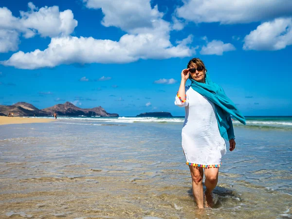 Mulher Meia Idade Andando Praia — Fotografia de Stock