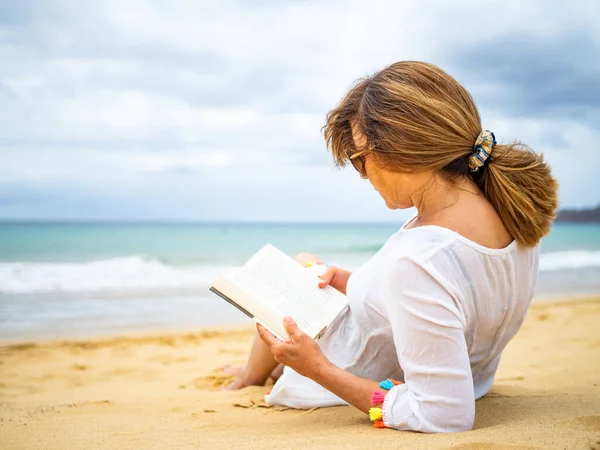 Frau Sitzt Strand Und Liest Buch — Stockfoto