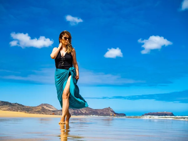 Mujer Mediana Edad Caminando Playa —  Fotos de Stock