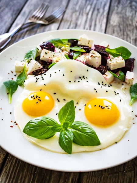 Desayuno Continental Huevos Soleados Con Remolacha Queso Feta Mesa Madera — Foto de Stock