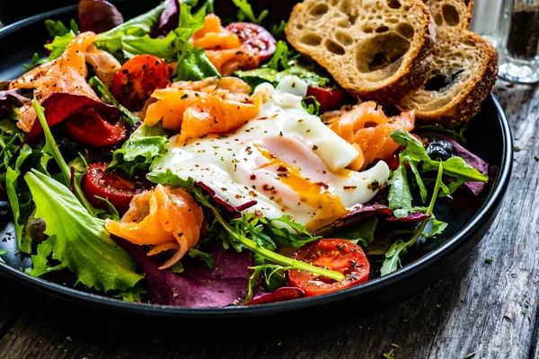 Salmon Salad Smoked Salmon Sunny Side Egg Green Vegetables Wooden — Stock Photo, Image