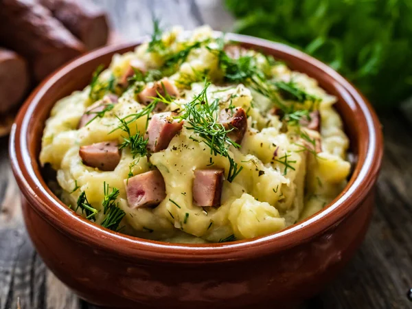 Patates Püresi Sosisli Patates Püresi Ahşap Masada Dereotlu Kase — Stok fotoğraf