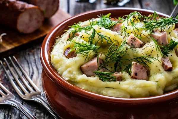 Patates Püresi Sosisli Patates Püresi Ahşap Masada Dereotlu Kase — Stok fotoğraf