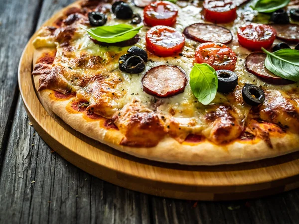 Пицца Белыми Грибами Колбаса Помидоры Черные Оливки Пармезан Моцарелла Деревянном — стоковое фото