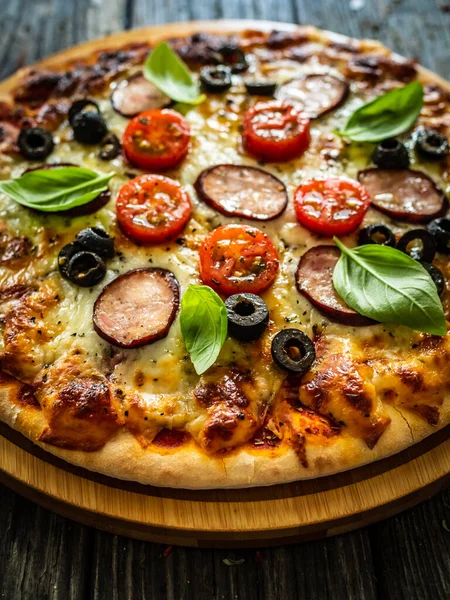 Pizza Mit Weißen Pilzen Wurst Tomaten Schwarzen Oliven Parmesan Und — Stockfoto