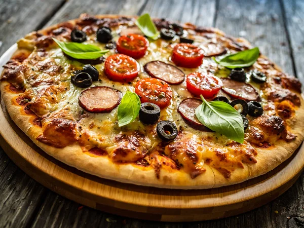 Pizza Com Cogumelos Brancos Salsicha Tomate Azeitonas Pretas Parmesão Mussarela — Fotografia de Stock