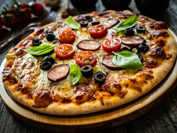 Beyaz Mantarlı Pizza Sosis Domates Siyah Zeytin Parmesan Ahşap Zemin — Stok fotoğraf