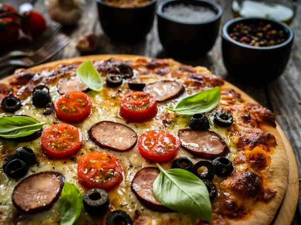Beyaz Mantarlı Pizza Sosis Domates Siyah Zeytin Parmesan Ahşap Zemin — Stok fotoğraf