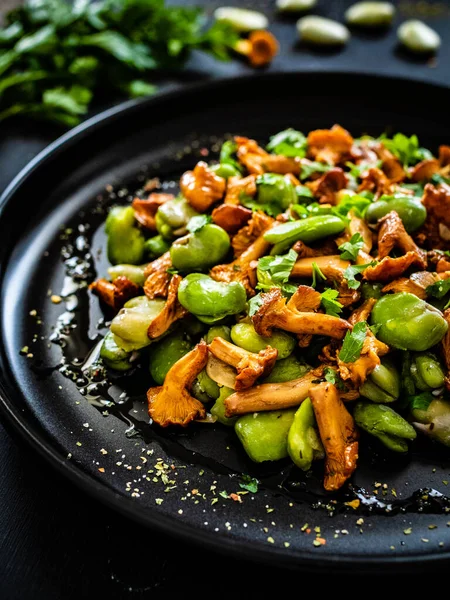 Salade Haricots Rouges Aux Girolles Frites Ail Persil Sur Table — Photo