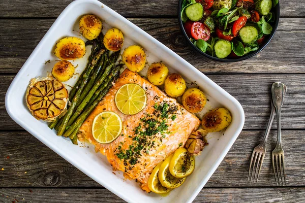 One Pot Dinner Roasted Salmon Steak Asparagus Lemon Potatoes Parsley — Stock Photo, Image