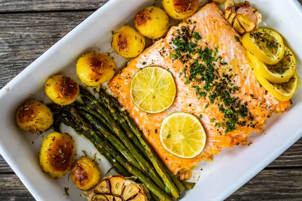 Jantar Panela Bife Salmão Assado Com Espargos Limão Batatas Salsa — Fotografia de Stock