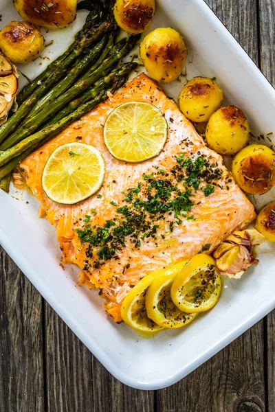 One Pot Dinner Roasted Salmon Steak Asparagus Lemon Potatoes Parsley — Stock Photo, Image