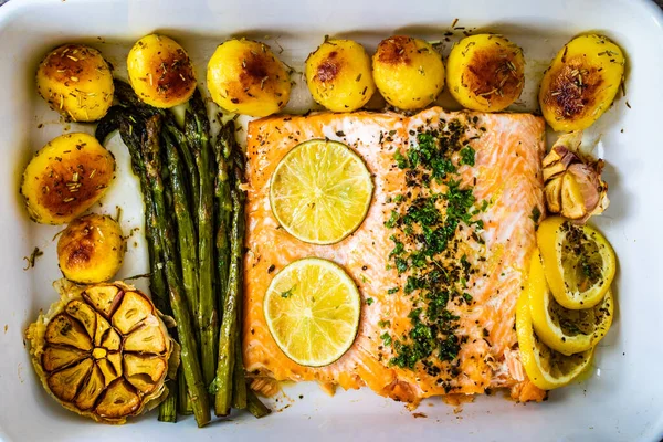 One Pot Dinner Roasted Salmon Steak Asparagus Lemon Potatoes Parsley — Stock Photo, Image