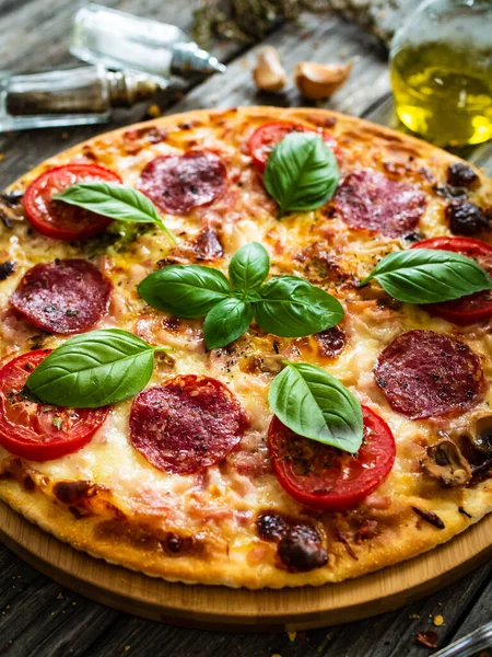 Biberli Pizza Mozzarella Salam Domatesli Ahşap Masa — Stok fotoğraf