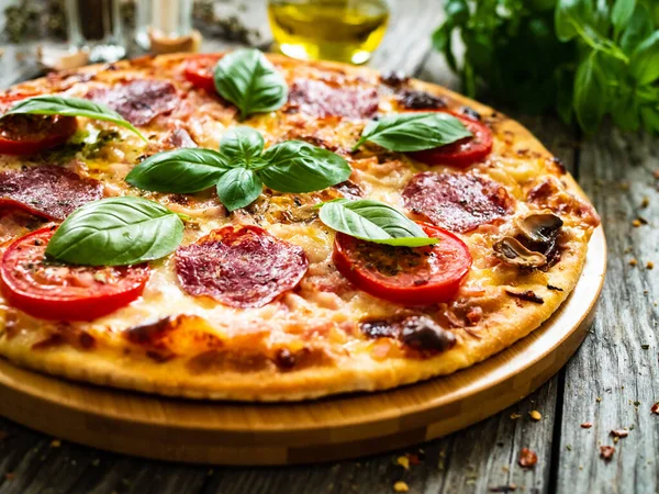 Circle Pepperoni Pizza Mozzarella Salami Tomatoes Wooden Table — Stock Photo, Image