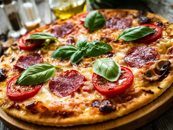 Circle Pepperoni Pizza Mozzarella Salami Tomatoes Wooden Table — Stock Photo, Image