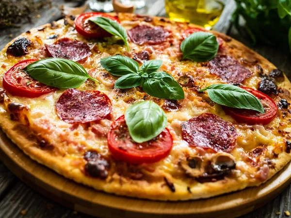 Biberli Pizza Mozzarella Salam Domatesli Ahşap Masa — Stok fotoğraf