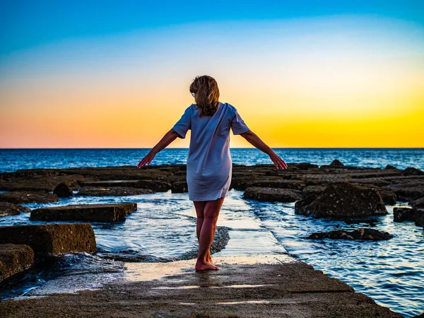 Vrouw Van Middelbare Leeftijd Die Het Strand Loopt — Stockfoto