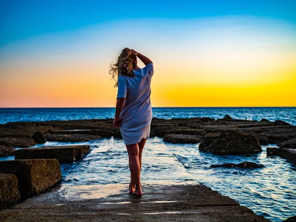 Medelålders Kvinna Går Stranden — Stockfoto