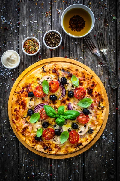 Mozzarella Beyaz Mantar Salam Domatesli Daire Şeklinde Pizza — Stok fotoğraf