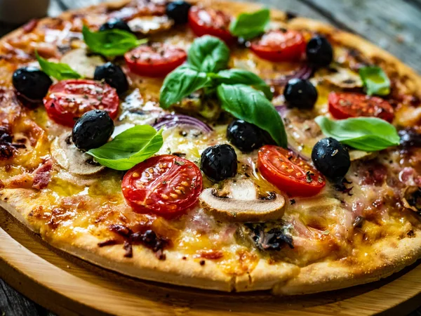 Kreis Pizza Mit Mozzarella Weißen Pilzen Salami Und Tomaten Auf — Stockfoto