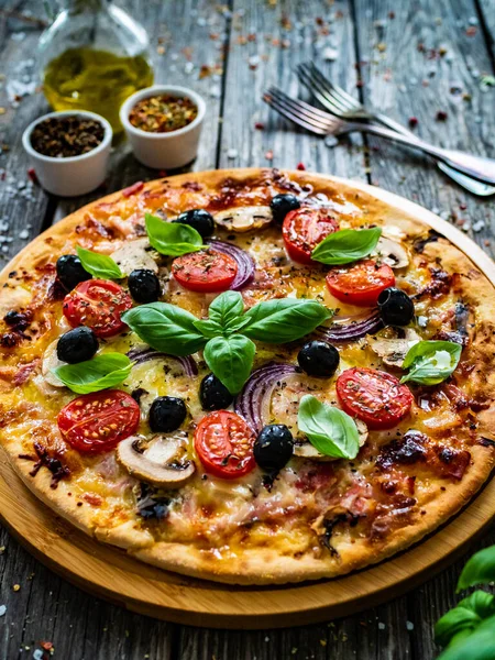 Kreis Pizza Mit Mozzarella Weißen Pilzen Salami Und Tomaten Auf — Stockfoto