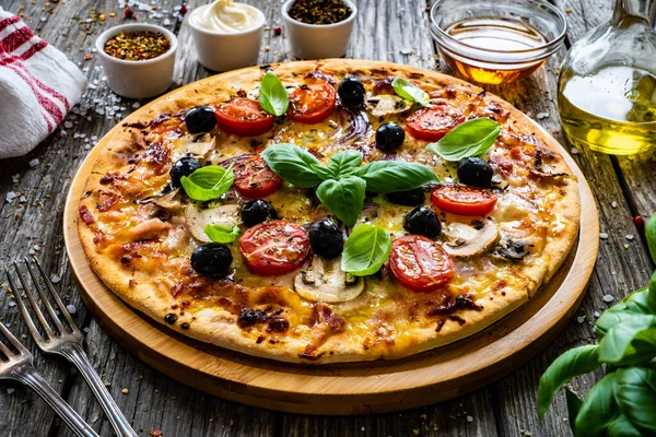 Mozzarella Beyaz Mantar Salam Domatesli Daire Şeklinde Pizza — Stok fotoğraf